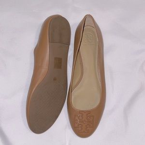 Tory Burch Flats color is beige